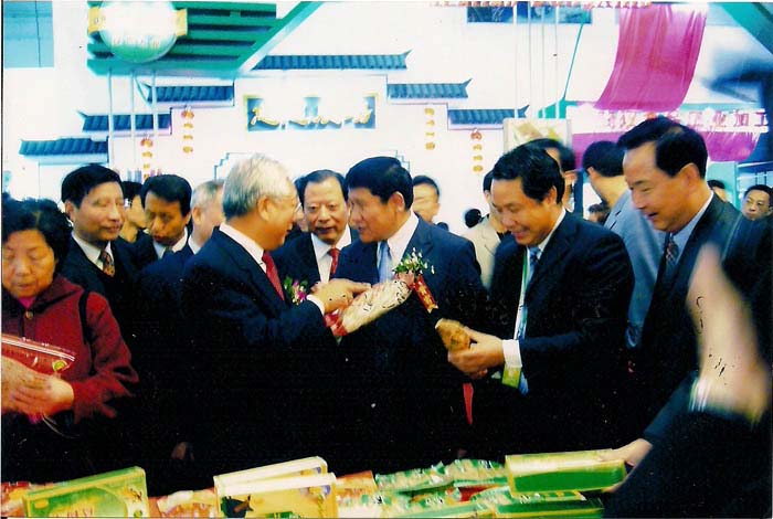 2006年第三屆農博會期間本公司產品受到全國政協(xié)副主席張思卿和湖北省常務副省長李憲生等領導的高度評價